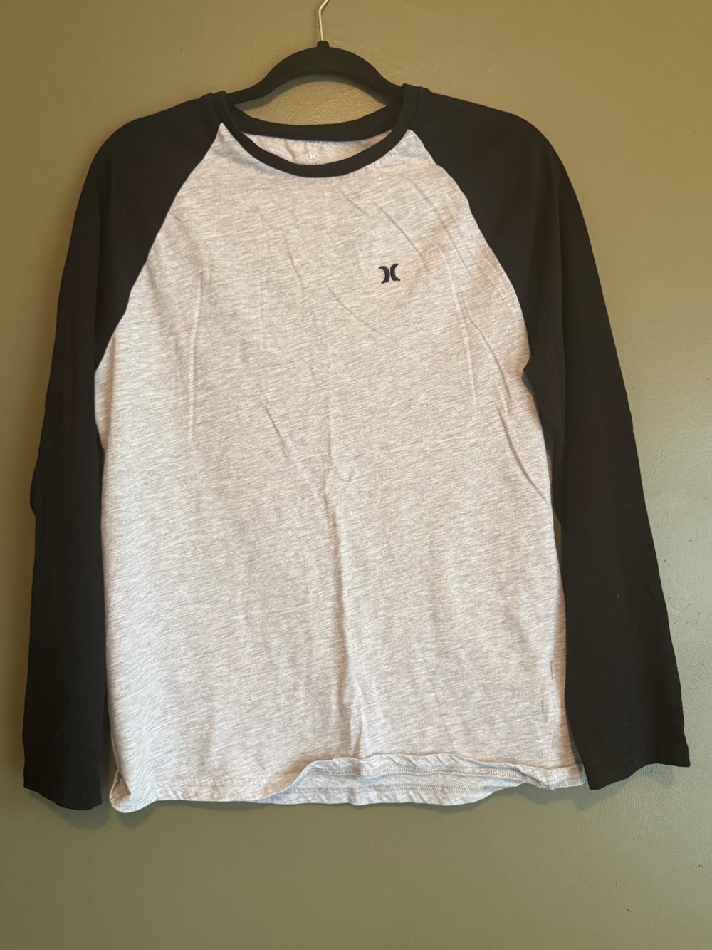 Hurley Men’s Black & Light Gray Raglan Long-Sleeve Shirt